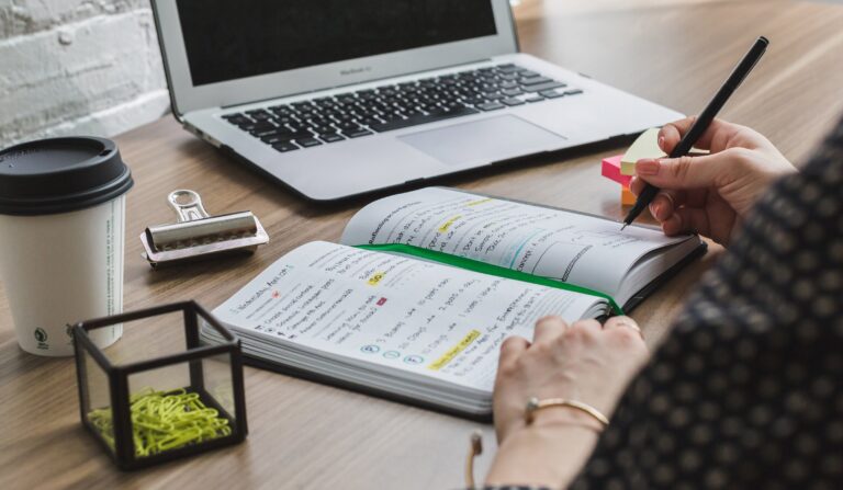 8 Ways to Keep Your Online Curriculum on Track